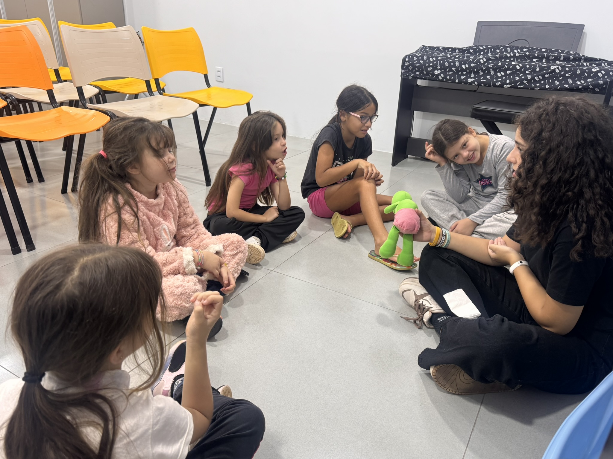 Crianças e voluntários reunidos no Espaço Feliz